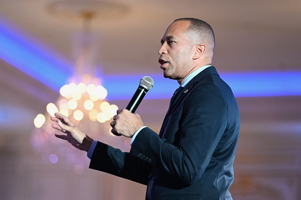 Hakeem Jeffries Just Put a “Hit” Out on This Member of Trump’s Cabinet